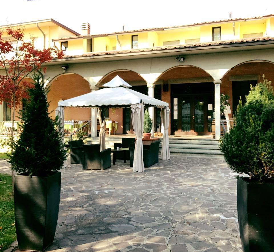 וינולה Hotel Ristorante Gallo D'Oro מראה חיצוני תמונה